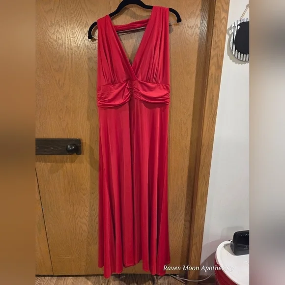 NWT Elegant Red  Gown Over the Neck - Picture 2 of 14